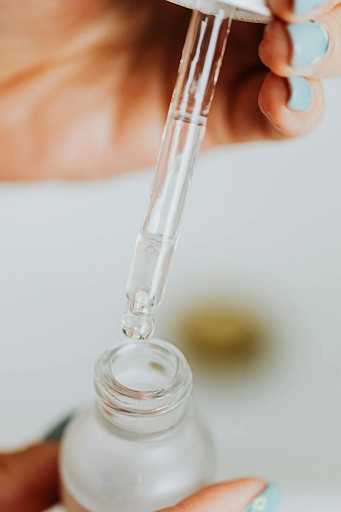 Image of a bottle of serum. Taken from Pexels